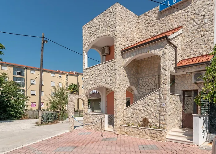 Lux Ii Πανσιόν Τρογκίρ
